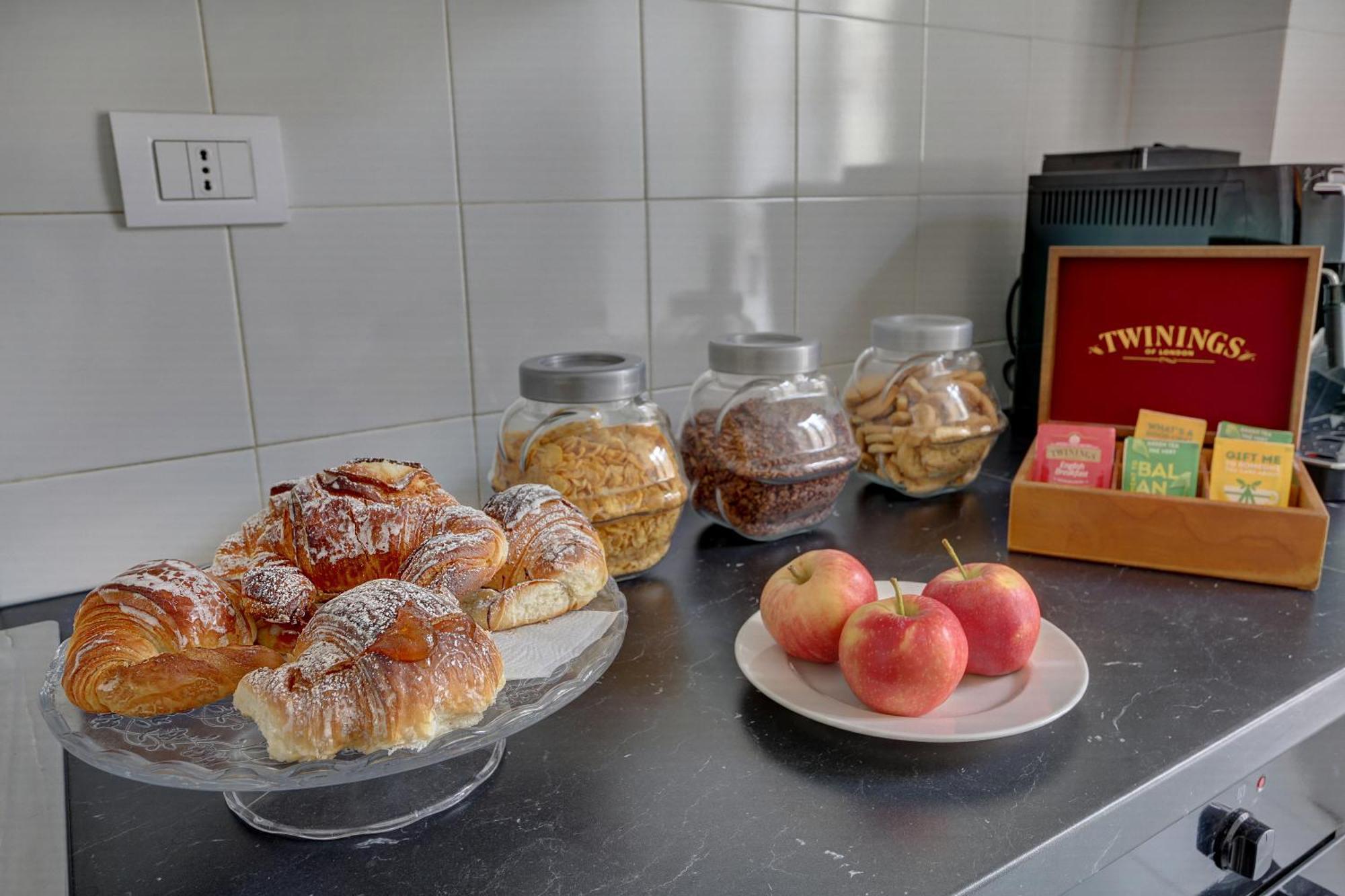 Holiday Sunny Roma B&B ภายนอก รูปภาพ