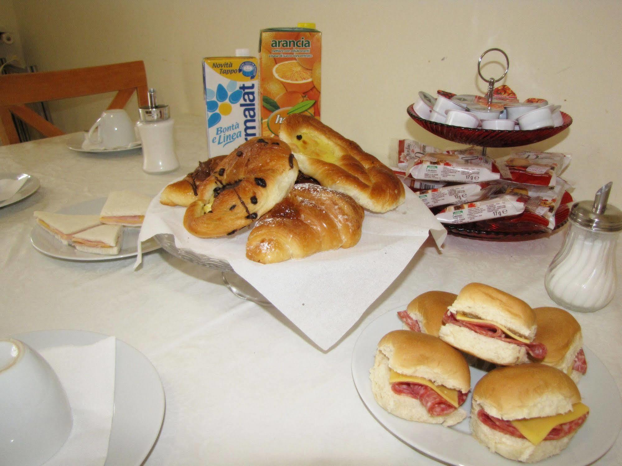 Holiday Sunny Roma B&B ภายนอก รูปภาพ